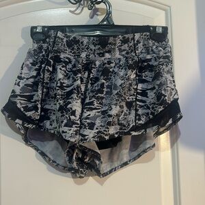 Lululemon hotty hots size 8, 2.5 inch